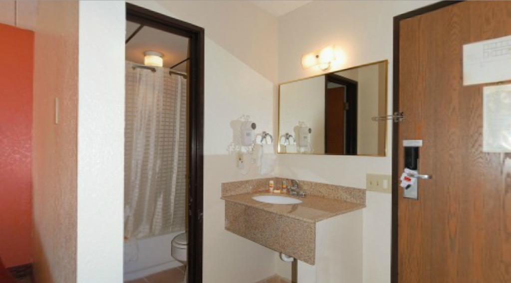 Econo Lodge Kansas City Downtown North Экстерьер фото
