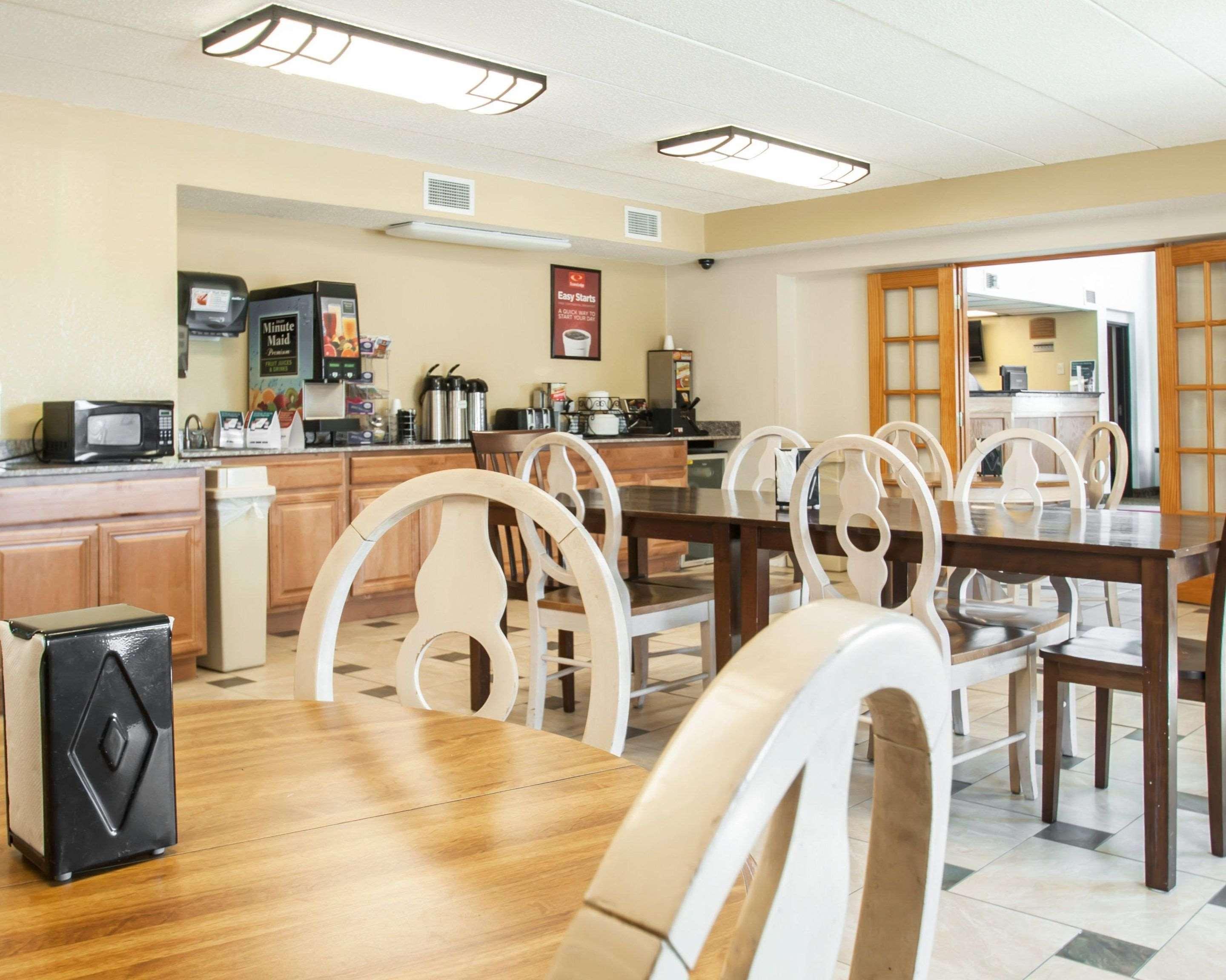 Econo Lodge Kansas City Downtown North Экстерьер фото